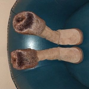 Womans knee high fur UGGS boots size 6